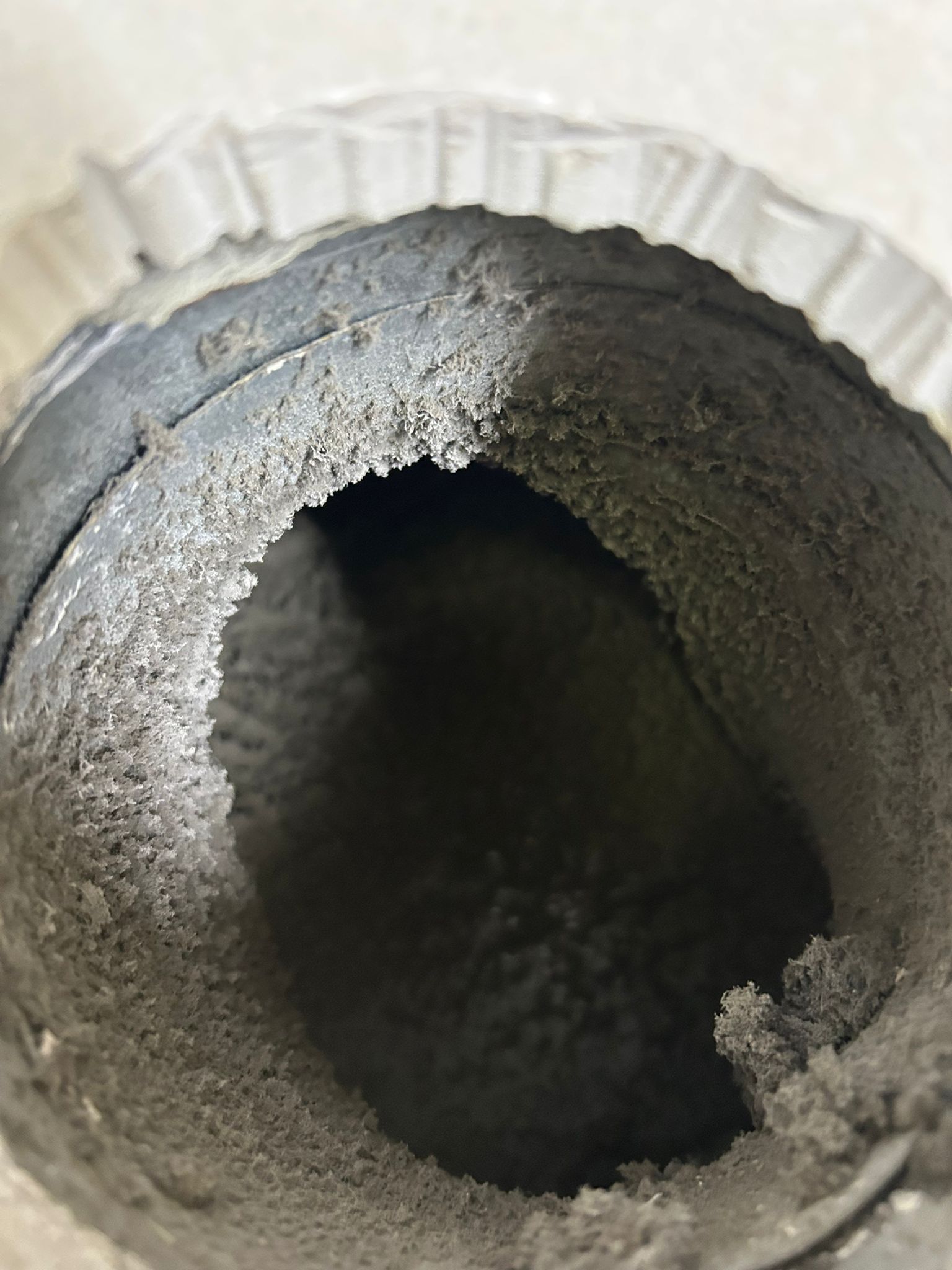 Vervuild ventilatiekanaal met stofophoping