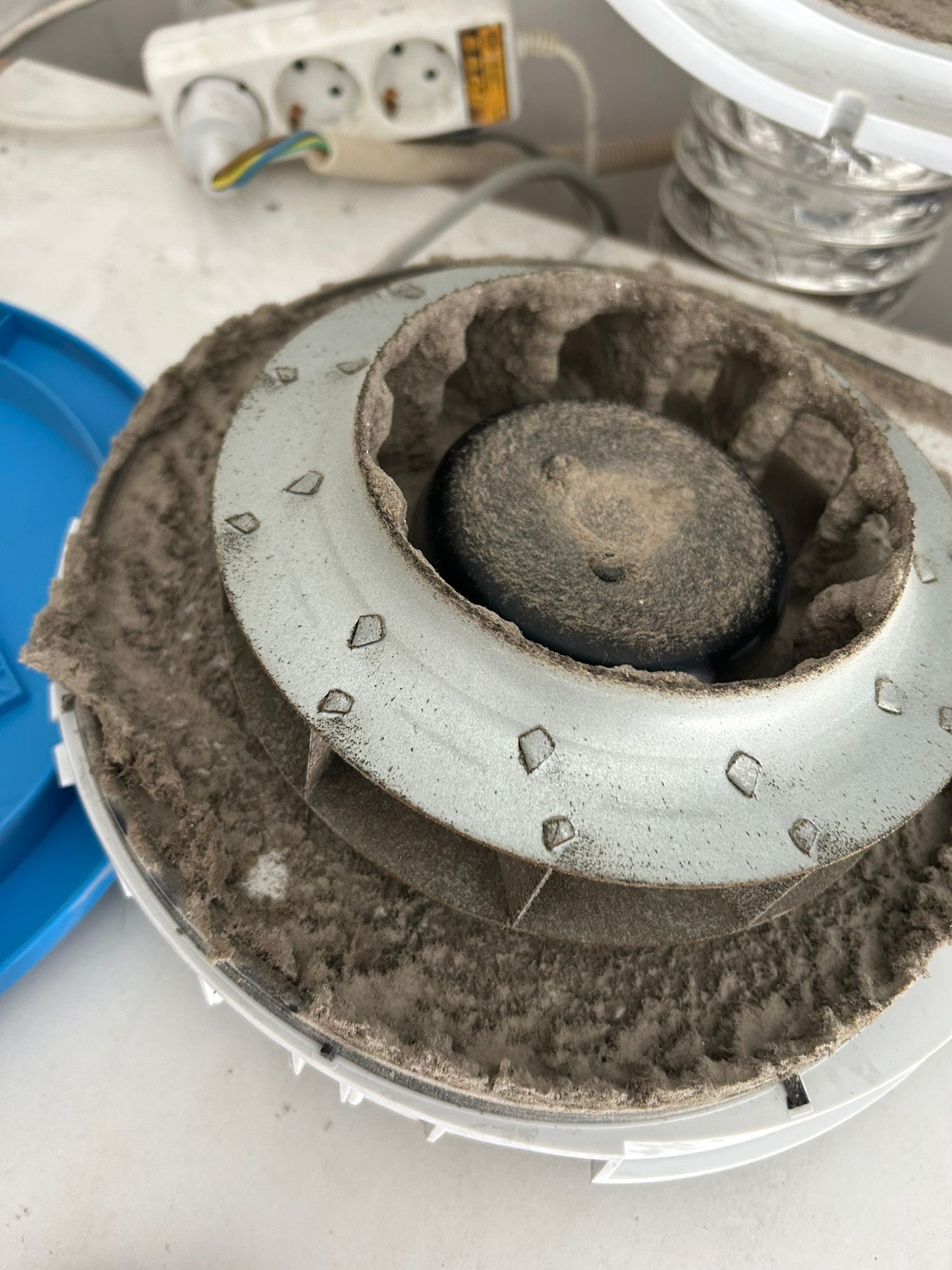 Ventilatiebox binnenkant vol stof