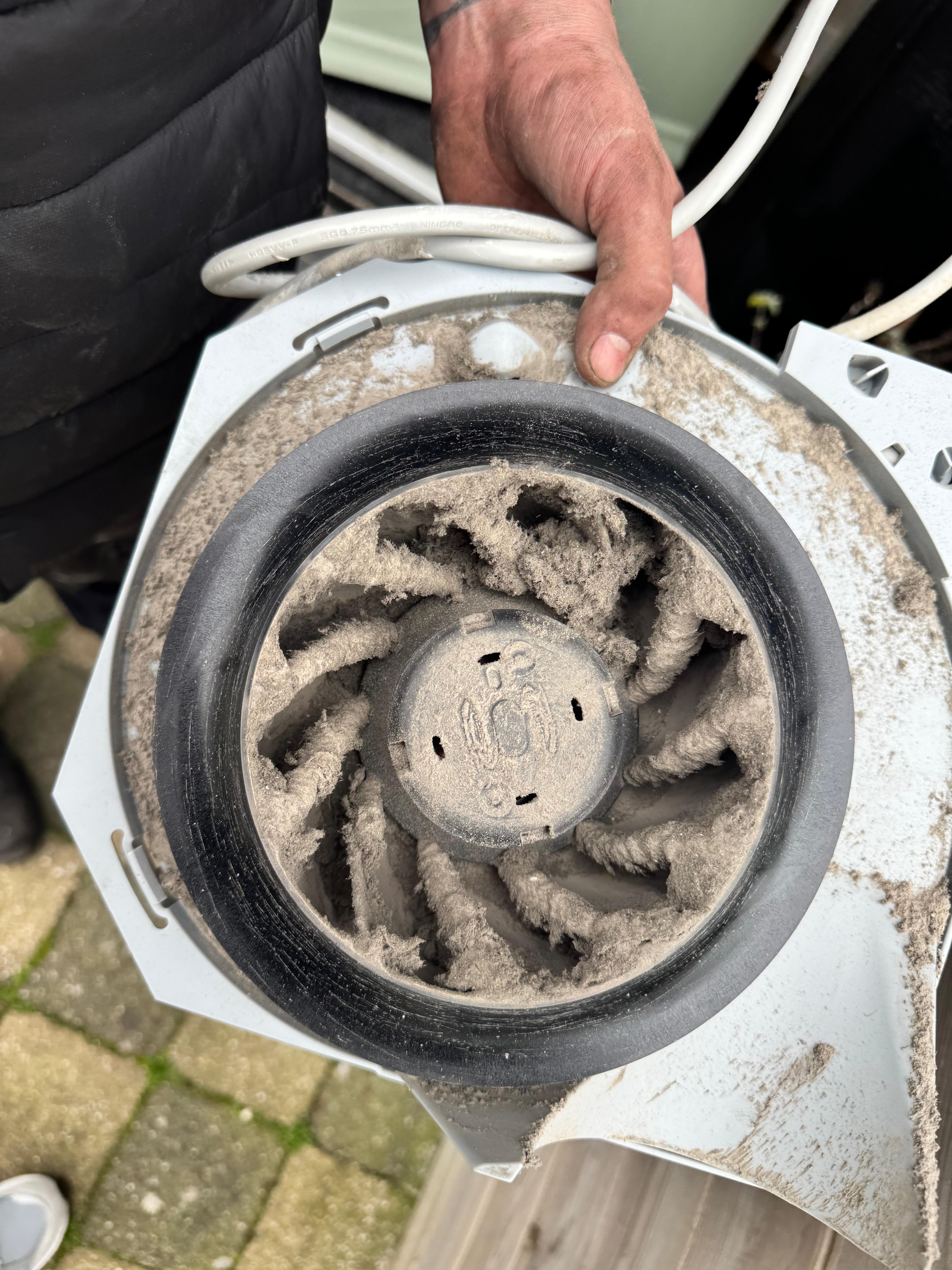 Vuile ventilator met stof op de bladen