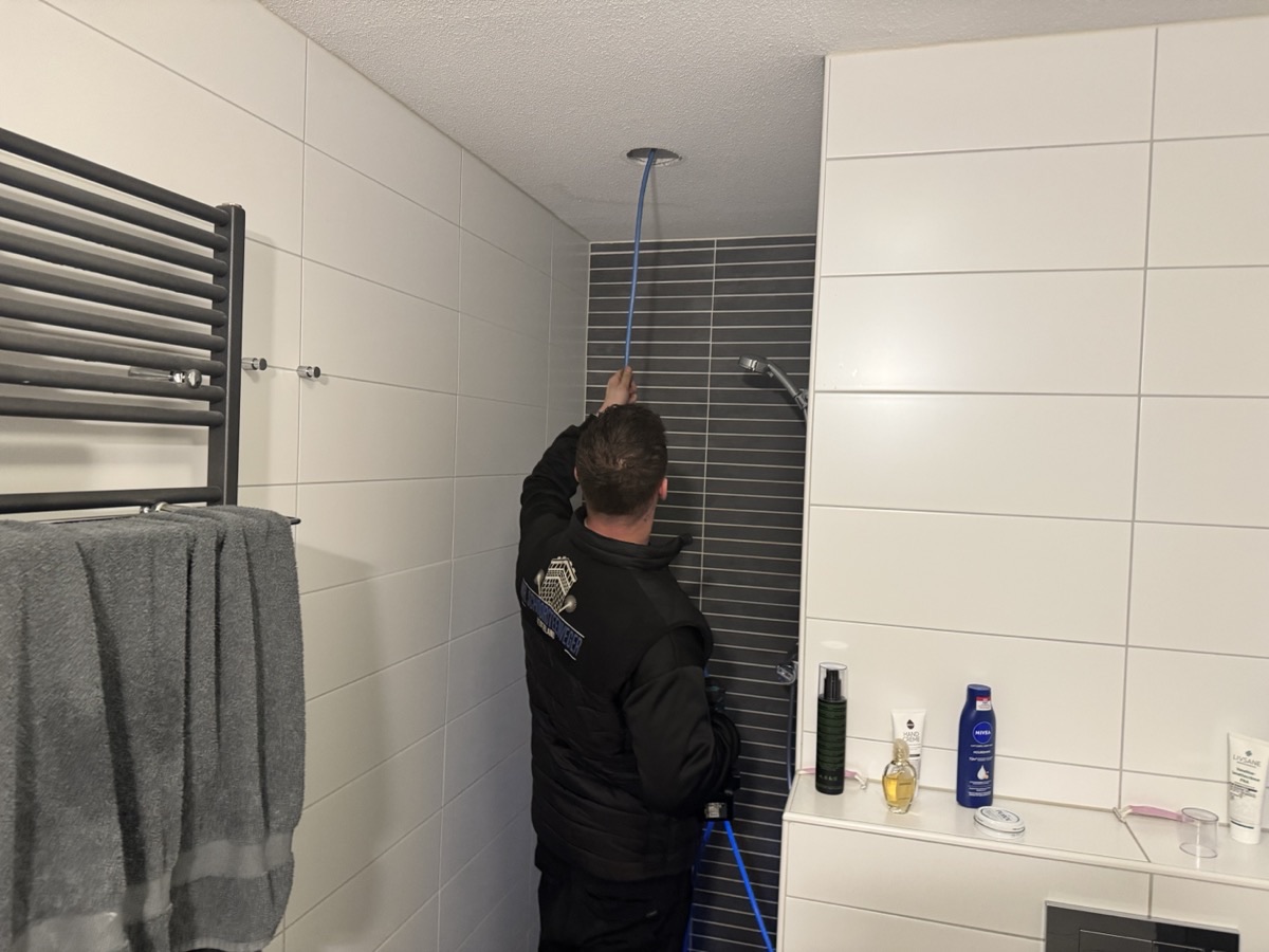 Monteur reinigt ventilatiekanaal in badkamer